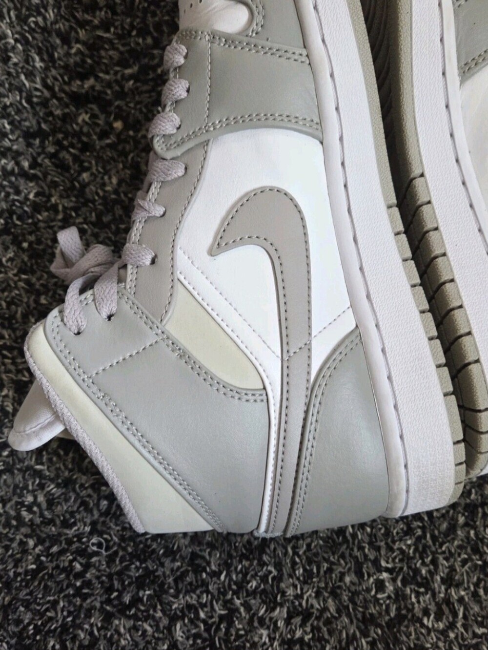 Nike Air Jordan 1 Mid College Grey 554724-082 US Men's Size 8 - Picture 5 of 16